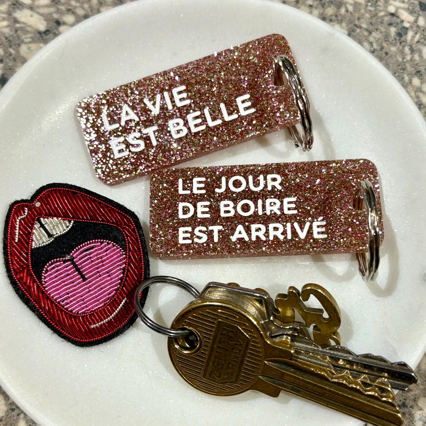 LA VIE EST BELLE Porte-clés à paillettes ROSE