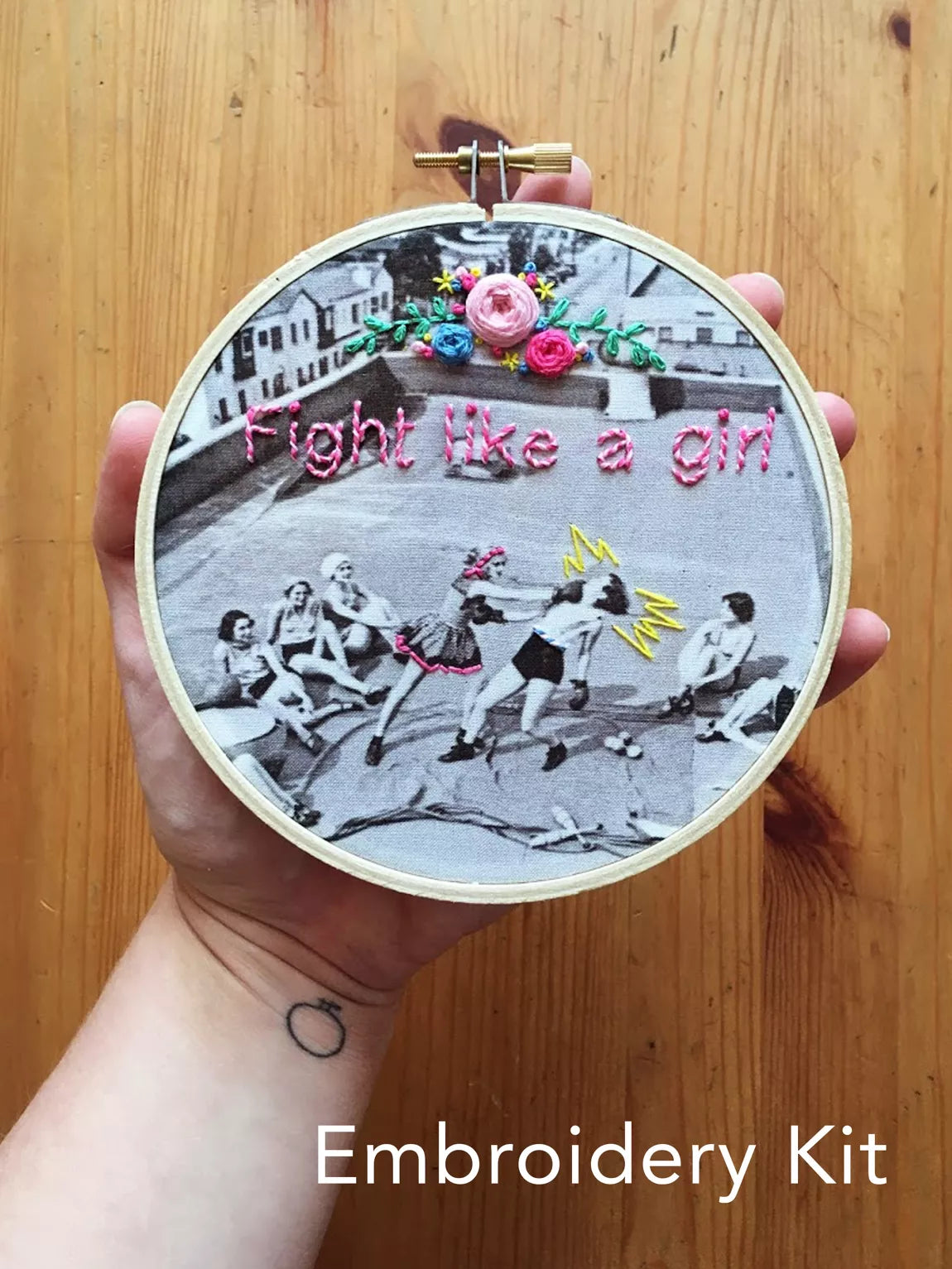 Kit de broderie - bats toi comme une fille