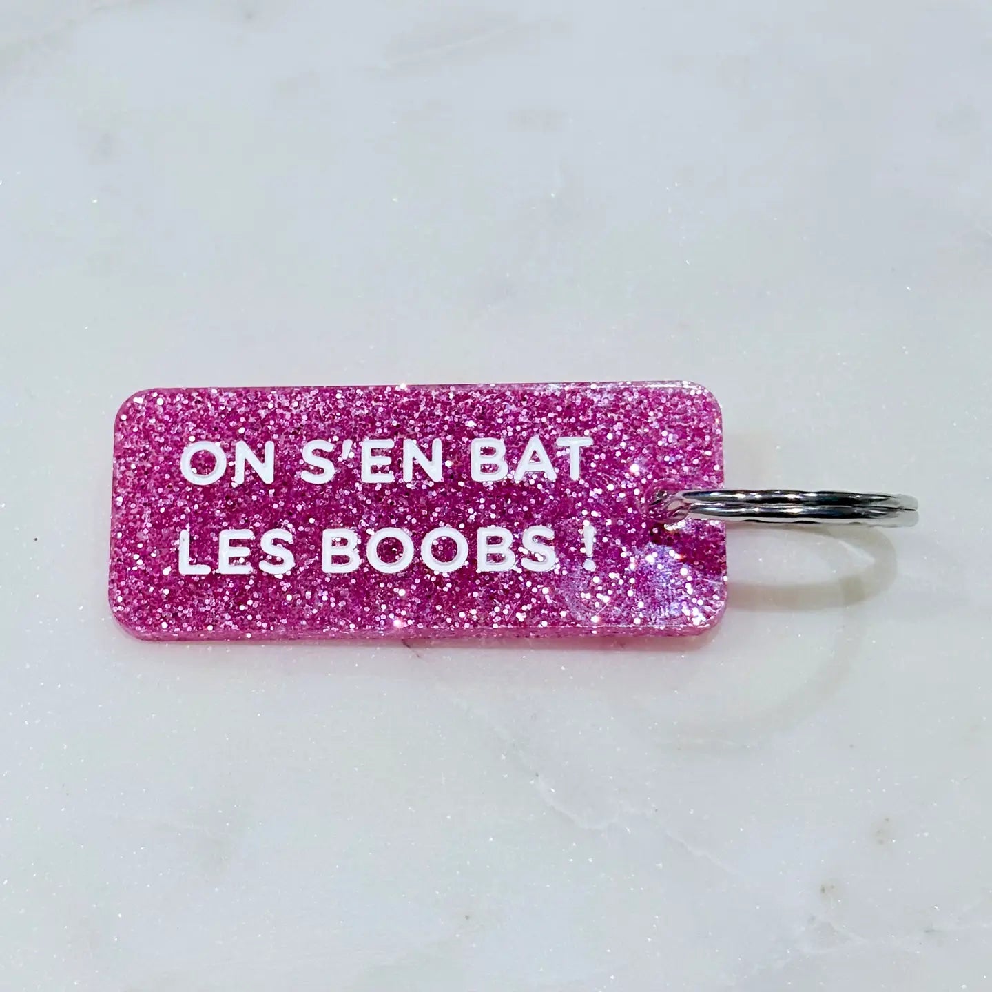 ON S'EN BAT LES BOOBS Porte-clés à paillettes FUCHSIA/OR