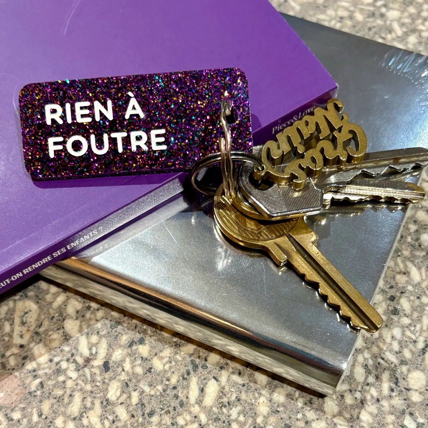 RIEN A FOUTRE Porte-clés à paillettes FUCHSIA